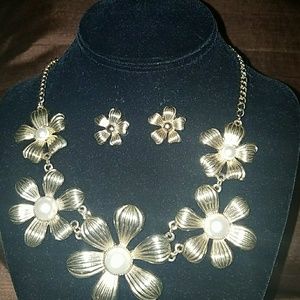 Flower Necklace w/ Pearl Accent Fashion Set